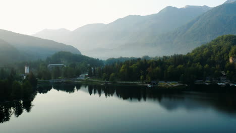 Malerische-Landschaft-Mit-Nebligen-Bergen-Und-Wald-Am-Frühen-Morgen-In-Bohinj,-Slowenien