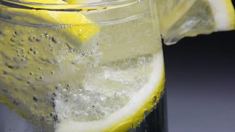 Glas-Mineralwasser-Mit-Zitronenscheiben-Drin