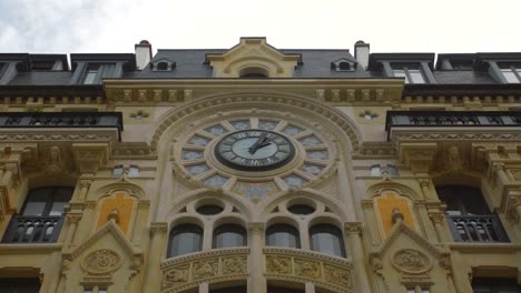 Remarkable-Building-In-Rue-Reaumur-In-Paris,-France-With-Art-Nouveau-Architectural-Style