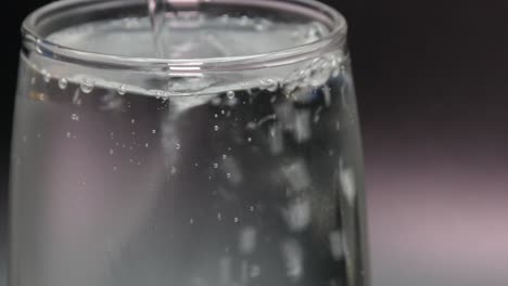 Verter-Agua-Mineral-En-Un-Vaso.-Fotografía-De-Cerca