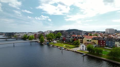 Drone-Revela-Toma-Del-Centro-De-La-Ciudad-De-Kristiansand,-Viejas-Casas-Blancas-Y-Una-Bonita-Estructura-De-La-Ciudad
