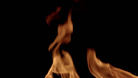 Llama-De-Fuego-Ardiente-Con-Fondo-Negro-Aislado,-Concepto-De-Incendios-Forestales