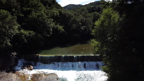 Wunderbares-Tal-Flussbach-Von-Huesca-Spanien-Antenne