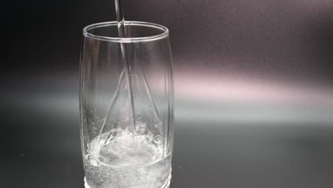 Mineralwasser-In-Ein-Glas-Gießen