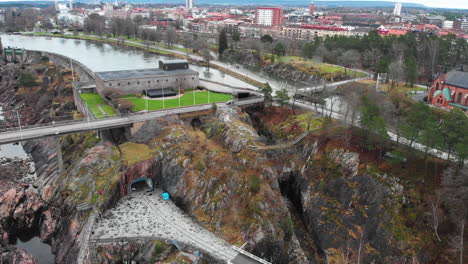 Aerial-View-Of-King's-Cave-And-Oscarsbron-Bridge-Over-The-Gota-River-In-Trollhattan,-Sweden