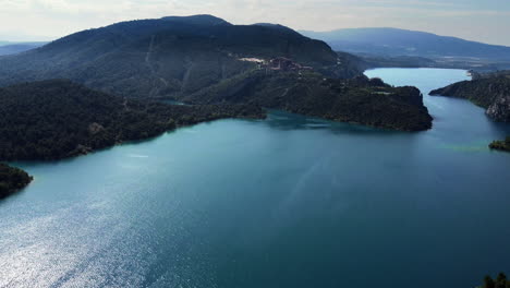 Atemberaubend-Unwirklich-Wie-Die-Insellagune-Lagos-De-Covadonga-Spanien