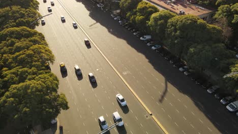 Dynamische-Bewegung-Von-Autos-In-Spuren-Auf-Einer-16-spurigen-Autobahn-In-Buenos-Aires,-Argentinien
