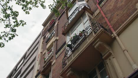 Pariser-Gebäude-Mit-Bogenfenstern,-Verziert-Mit-Zierpflanzen-Am-Port-Royal-Boulevard,-5.-Arrondissement-Von-Paris-In-Frankreich