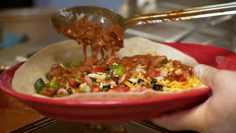 Koch-Füllt-Gourmet-Burrito-Mit-Gedünstetem-Fleisch,-Macht-Mexikanische-Wraps,-Nahaufnahme-Hd