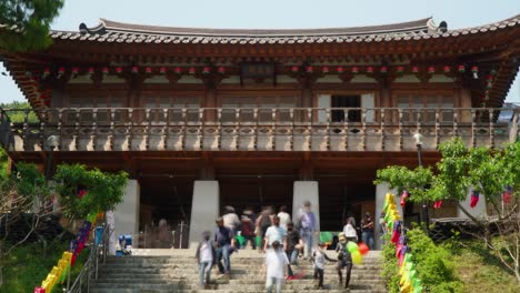 Entrada-Del-Templo-Cheonggyesa-En-La-Celebración-Del-Cumpleaños-De-Buda,-Corea-Del-Sur,-Alejar-El-Lapso-De-Tiempo