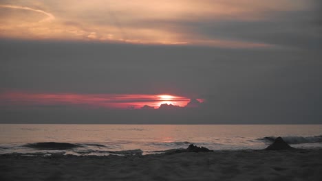 Es-Gibt-Roten-Sonnenuntergang-Am-Strand,-Kleine-Gezeiten-Im-Meer