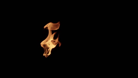 Feuerstoß-Brennender-Flammenwerfer-In-Pechschwarzer-Dunkelheit