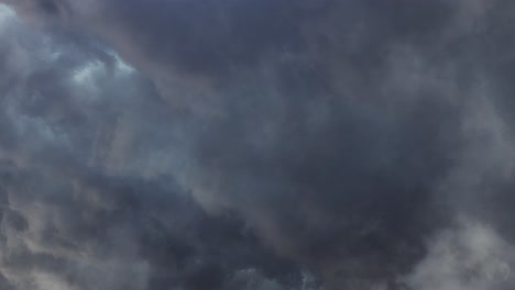 Tormenta-De-4k-Dentro-De-Nubes-Cumulonimbus-Oscuras