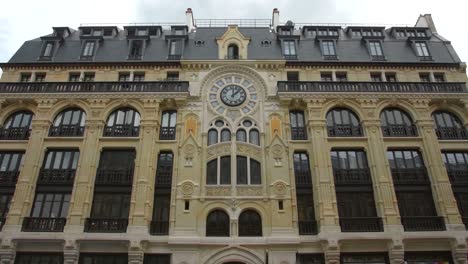 Unique-Art-Nouveau-Facade-Of-A-Building-In-Rue-Reaumur,-Paris,-France-With-Ornate-Clock-On-Exterior