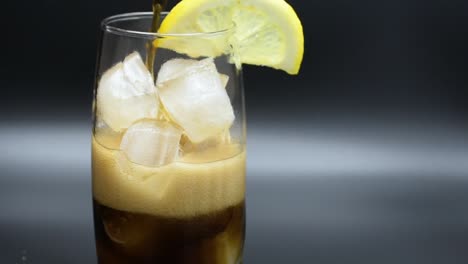 Cola-In-Ein-Glas-Mit-Eis-Und-Einer-Zitronenscheibe-Gießen