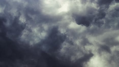 4k-Filmisches-Gewitter-In-Dunklen-Cumulonimbus-Wolken