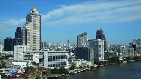 Edificios-Modernos-Del-Horizonte-De-La-Ciudad-De-Bangkok,-Lapso-De-Tiempo-En-Un-Día-Soleado