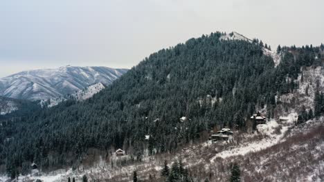 Atemberaubende-Drohnen-Landschaftsansicht-Des-Sundance-Skigebiets-Von-Der-Stewart-Falls-Wanderung-Aus
