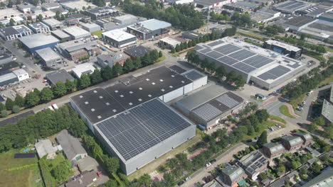 Luftbild-Von-Industriegebäuden-Mit-Photovoltaik-Solarmodulen-Auf-Dächern