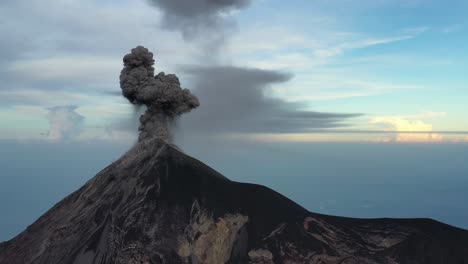 Se-Emite-Ceniza-Gris-Pesada-Del-Volcán-Muy-Activo-Fuego,-Guatemala,-América-Central