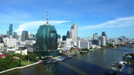Time-lapse-of-river-ferry-boats-crossing-from-one-side-of-the-Chao-Phraya-River-to-the-other