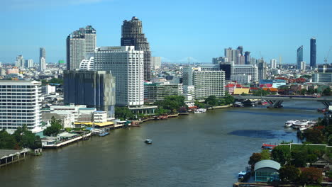 Timelapse-of-the-fast-moving-water-and-boat-traffic-along-the-Chao-Phraya-River,-Bangkok,-Thailand