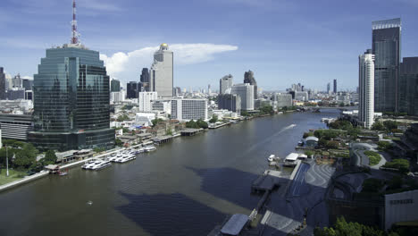 Lapso-De-Tiempo-De-Las-Nubes-Avanzando-Hacia-El-Río-Chao-Phraya,-Bangkok,-Tailandia
