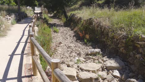 Ausgetrocknetes-Flussbett-Während-Einer-Sommerdürre-In-Portugal