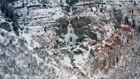 Breiter-Drohnenblick-Aus-Der-Luft-Auf-Den-Atemberaubenden-Gefrorenen-Wasserfall-Von-Stewart-Falls-In-Der-Nähe-Des-Skigebiets-Sundance-In-Provo,-Der-Eine-Kleine-Wanderung-Erfordert