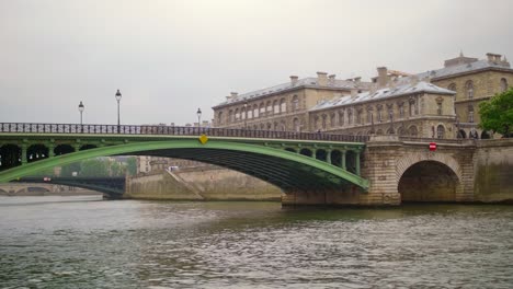 Río-Sena-Y-Puente-Cerca-De-La-Catedral-De-Notre-Dame-De-Paris-Después-Del-Atardecer