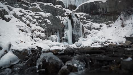 Tilt-up-revealing-the-stunning-frozen-Stewart-Falls-waterfall-near-Sundance-Ski-Resort-in-Provo-that-requires-a-small-hike-to-arrive-to