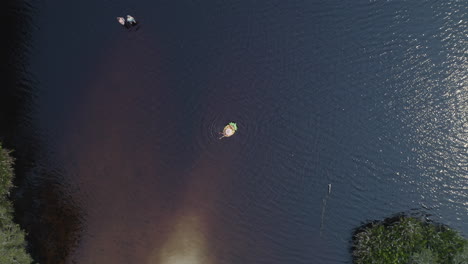 Drohne-Draufsicht-Zoomen-Aus-Einem-Mädchen-Heraus,-Das-Sich-In-Einem-Ananaspool-Entspannt,-Schwimmen-Im-Ozean-In-Byron-Bay,-Australien