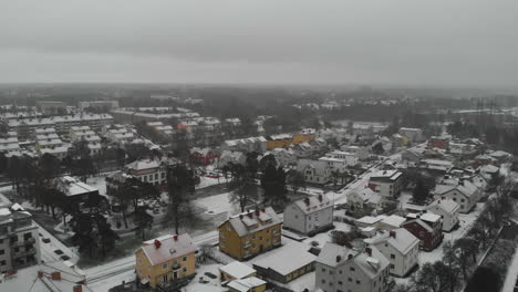 Schneefall-Auf-Hausdächern-Und-Straßen-In-Einer-Typischen-Nordischen-Stadt-Im-Winter