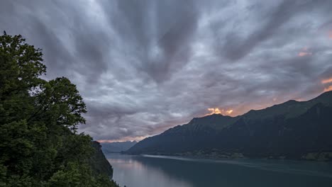 Lapso-De-Tiempo-De-Las-Nubes-Al-Atardecer-Sobre-Un-Lago-Alpino-Suizo