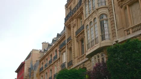 Edificio-De-Estilo-Haussmann-Con-Ventanas-En-Arco-En-7-Rue-Rembrandt,-Distrito-8-De-París-En-Francia