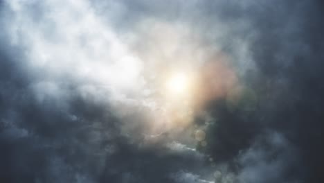 El-Sol-Brillando-Detrás-De-Las-Nubes-Oscuras