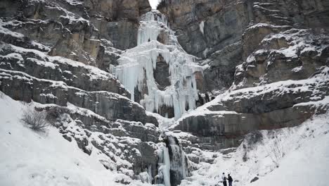 Inclínese-Hacia-Arriba-Para-Revelar-La-Impresionante-Cascada-Congelada-De-Stewart-Falls-Cerca-De-La-Estación-De-Esquí-De-Sundance-En-Provo-Que-Requiere-Una-Pequeña-Caminata-Para-Llegar-A