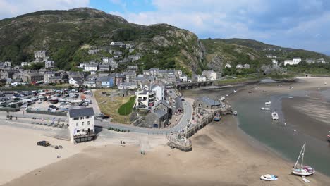 Barmouth-town-and-harbour-North-Wales,-aerial-footage