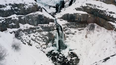 Luftdrohnenansicht-Des-Atemberaubenden-Gefrorenen-Stewart-Falls-Wasserfalls-In-Der-Nähe-Des-Sundance-Ski-Resort-In-Provo,-Der-Eine-Kleine-Wanderung-Erfordert