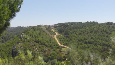 Ein-Panoramablick-Auf-Eine-Unbefestigte-Straße,-Die-Im-Portugiesischen-Hinterland-Den-Berg-Hinaufführt