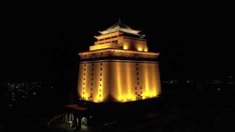 Luftaufnahme,-Die-Den-Nächtlichen-Beleuchtungstempel-In-Taiwan,-Südostasien,-Zeigt