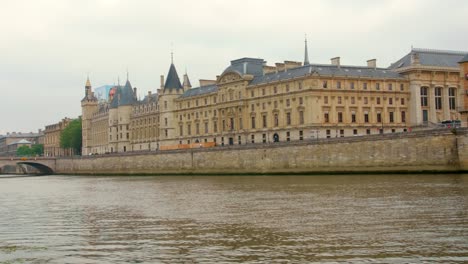 Gothic-Riverside-Fortress-Conciergerie-Neben-Dem-Obersten-Gerichtsgebäude-Im-Boulevard-De-Palais-Am-Ufer-Der-Seine-In-Paris,-Frankreich