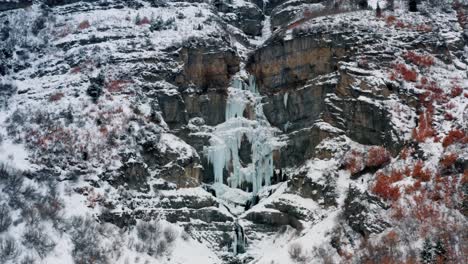 Breiter-Dolly-In-Luftdrohnenansicht-Des-Atemberaubenden-Gefrorenen-Stewart-Falls-Wasserfalls-In-Der-Nähe-Des-Sundance-Ski-Resort-In-Provo,-Der-Eine-Kleine-Wanderung-Erfordert