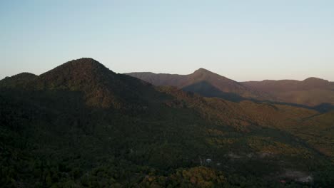 Tropische-Berge-Der-Insel-Koh-Phangan,-Beleuchtet-Von-Sonnenuntergang