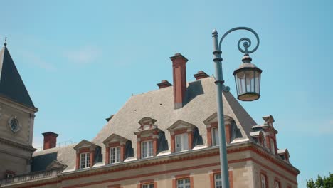 Lámpara-De-Calle-Antigua-Fuera-Del-Edificio-De-Cite-Internationale-Universitaire-De-Paris-En-Francia