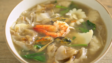 Breite-Reisnudeln-Mit-Meeresfrüchten-In-Soßensoße---Asiatische-Küche