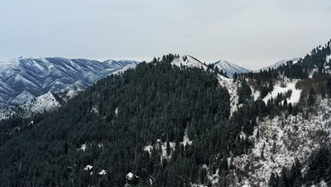Impresionante-Vista-Aérea-Del-Paisaje-De-Drones-De-La-Estación-De-Esquí-De-Sundance-Desde-La-Caminata-De-Las-Cataratas-De-Stewart
