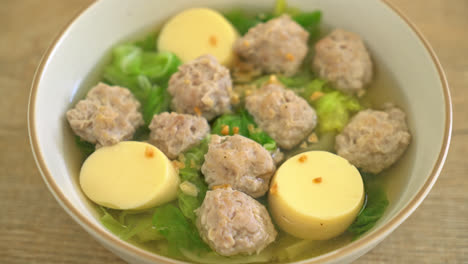 Hausgemachte-Klare-Suppe-Mit-Tofu-Und-Hackfleischschale