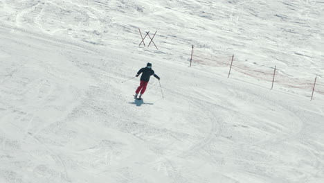 Cámara-Lenta-De-Una-Persona-Esquiando-En-La-Zona-De-Esquí-De-Hirayu-Onsen-En-Invierno