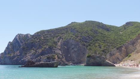 Ein-Tropisch-Aussehender-Strand-In-Portugal,-Umgeben-Von-Riesigen-Grünen-Kalksteinfelsen